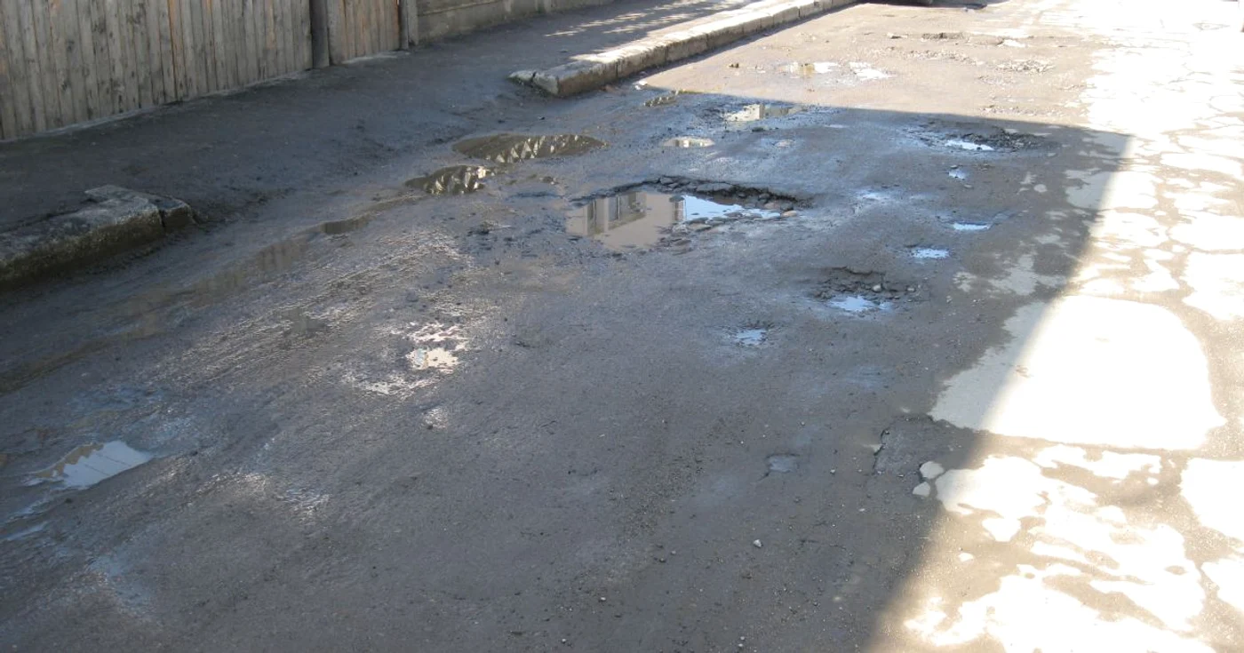 Gropi pe strada Arieşului