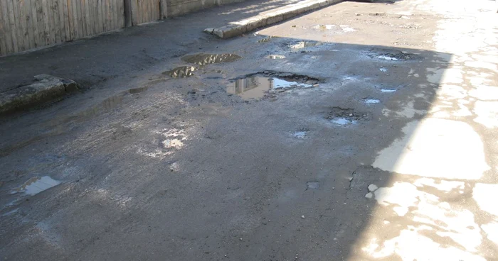 Gropi pe strada Arieşului