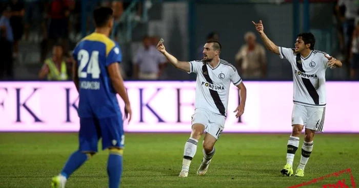 Jucătorii de la Legia îi arată arbitrului piatra cu care a fost lovit colegul lor