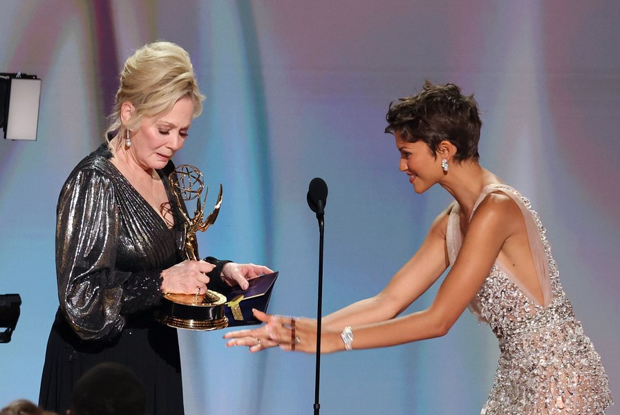 Premiile Emmy 2026: Matthew Rhys scrie istorie. „Widow’s Bay” și Jean Smart, printre marii câștigători ai serii