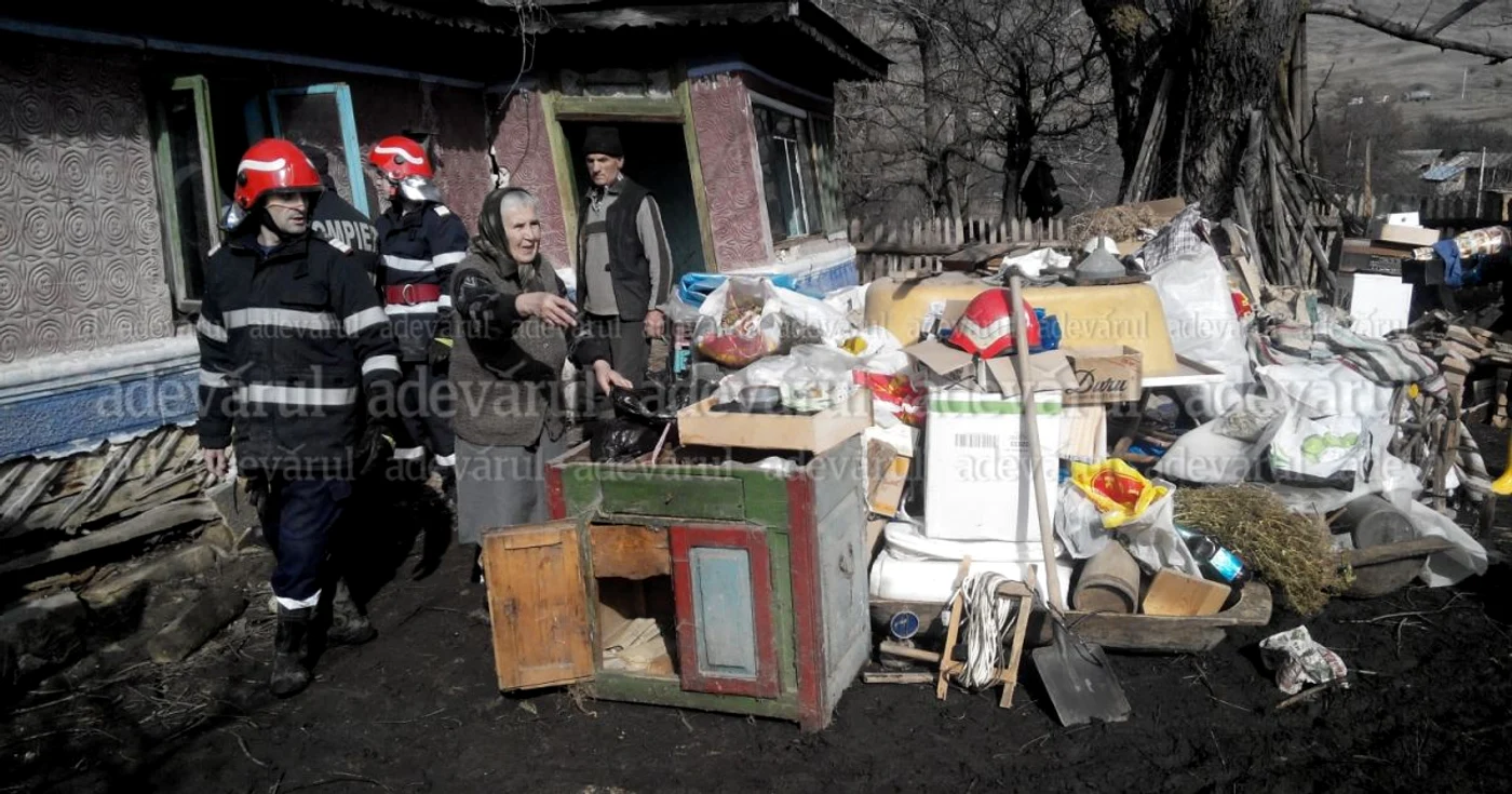Oamenii şi-au scos tot din casele şubrezite de alunecări