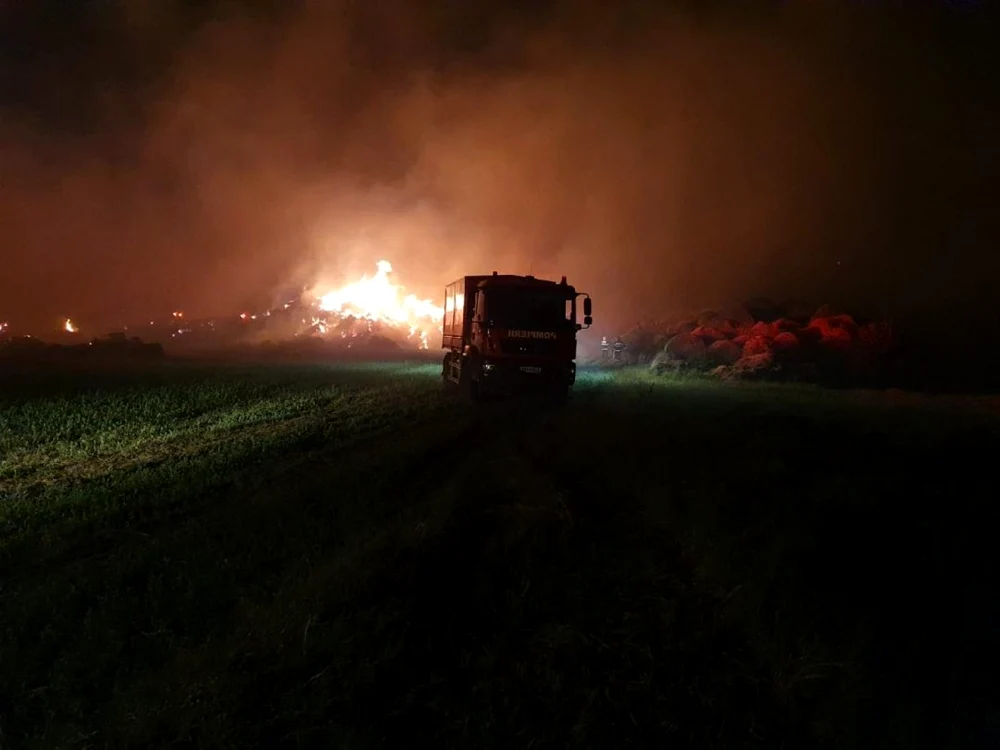 De vineri seară, pompierii intervin pentru stingerea incendiului FOTO ISU Ialomiţa