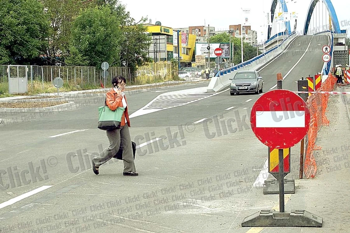 Această mamă nu e un  bun exemplu nici măcar  pentru copilul ei. Ieri,  i-a pus viaţa în pericol  din inconştienţă