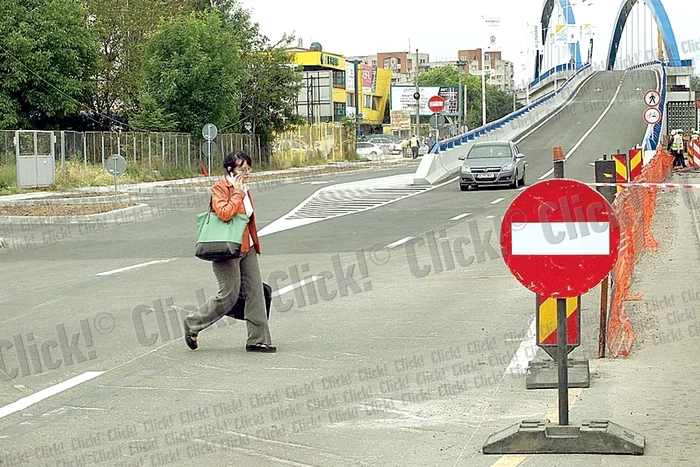 Această mamă nu e un bun exemplu nici măcar pentru copilul ei. Ieri, i-a pus viaţa în pericol din inconştienţă