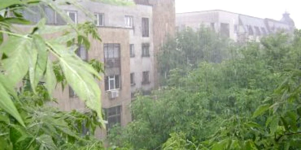 Se anunţă în continuare un weekend cu furtuni, ploi abundente şi vânt puternic
