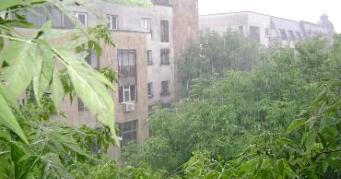 Se anunţă în continuare un weekend cu furtuni, ploi abundente şi vânt puternic
