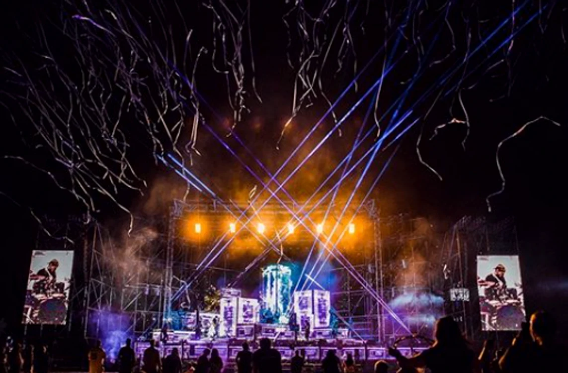 
    În comentarii, fanii Deliei nu au fost plăcut impresionați de ținutele acesteia pentru concertFoto: Instagram  