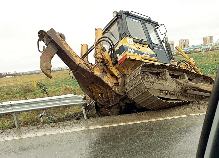 
    Excavatorul răsturnat în  şanţul de pe marginea  Autostrăzii Bucureşti-Ploieşti  