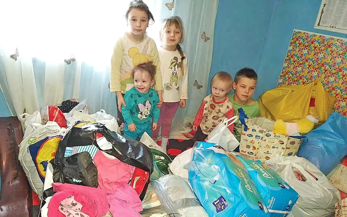 
    Florin e tată şi  mamă pentru cele  patru surioare Fotografii: Asociaţia “Grup Civic”   