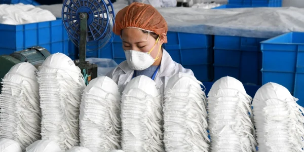 În china continuă producţia de măşti datorită cererii foarte mari din Italia. Fabrica Handan. FOTO Profiemdia