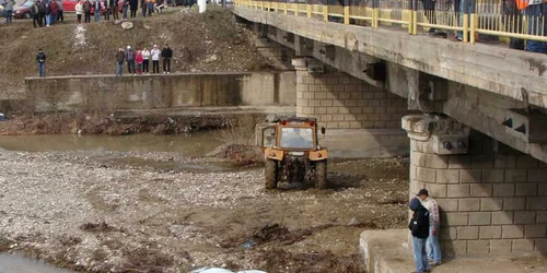 Maşina a plonjat de pe pod în apele râului