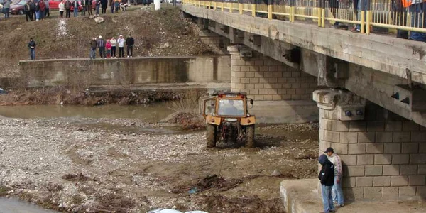 Maşina a plonjat de pe pod în apele râului