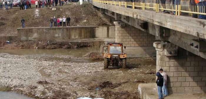 Maşina a plonjat de pe pod în apele râului