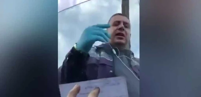 Poliţistul l-a ameninţat pe şofer că îi dă cu spray paralizant ca să iasă din maşină