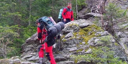Turiştii escaladează muntele Ceahlău