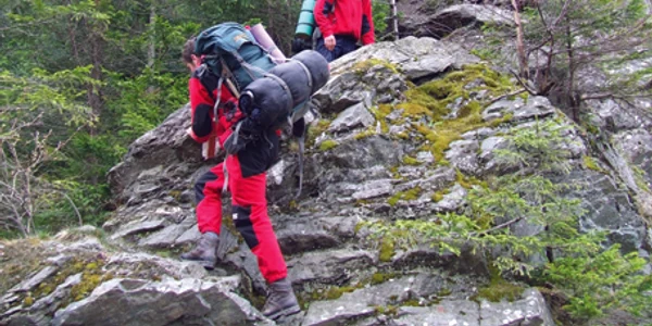 Turiştii escaladează muntele Ceahlău