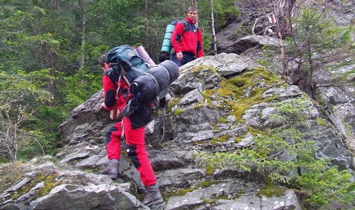 Turiştii escaladează muntele Ceahlău