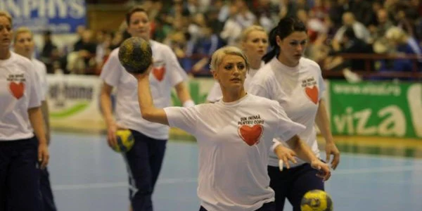 Handbalistele Oltchimului sprijină campania Click "Din inimă pentru copii!"