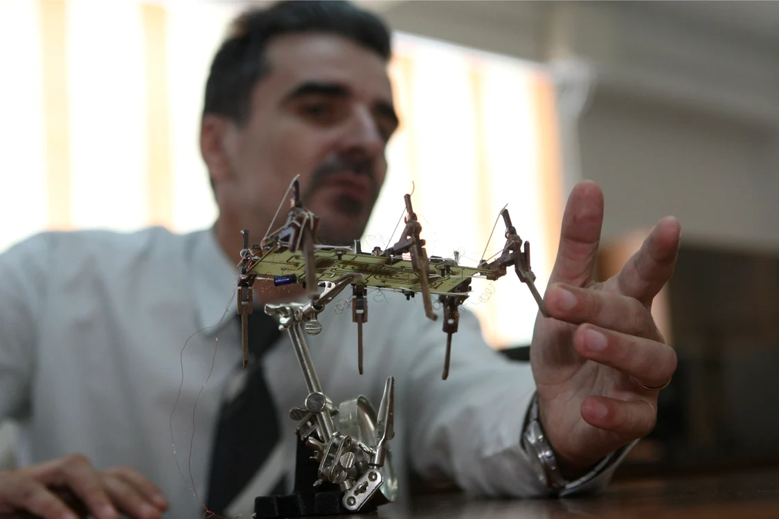Microrobot păşitor
