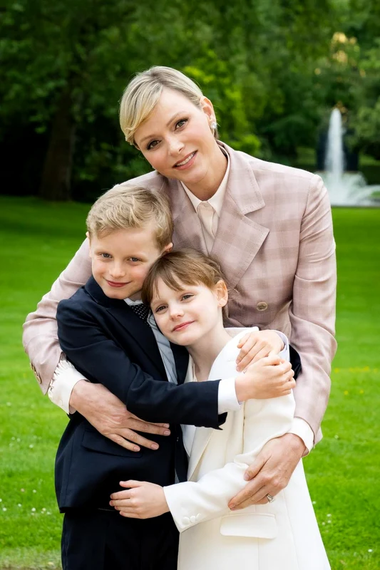 Prințesa Charlene de Monaco, de Ziua Mamei cu Prințul Jacques și Printesa Gabrielle. FOTO: Éric Mathon/Palais princier
