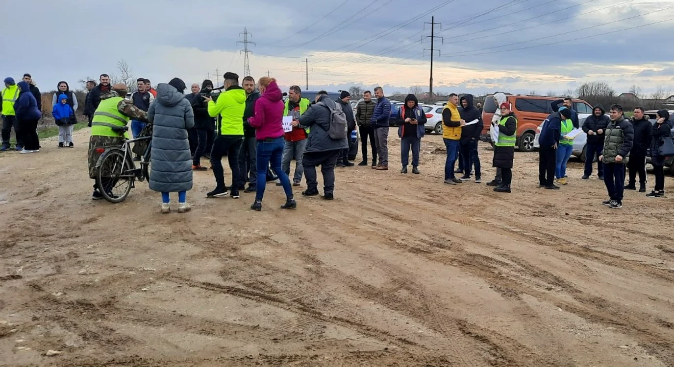 Cetățenii care vor un sens giratoriu pe Centura de Sud a Timișoarei au ieșit în stradă FOTO D.D.