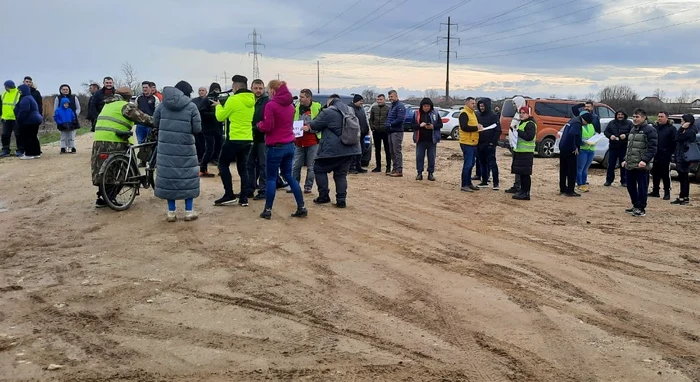Cetățenii care vor un sens giratoriu pe Centura de Sud a Timișoarei au ieșit în stradă FOTO D.D.