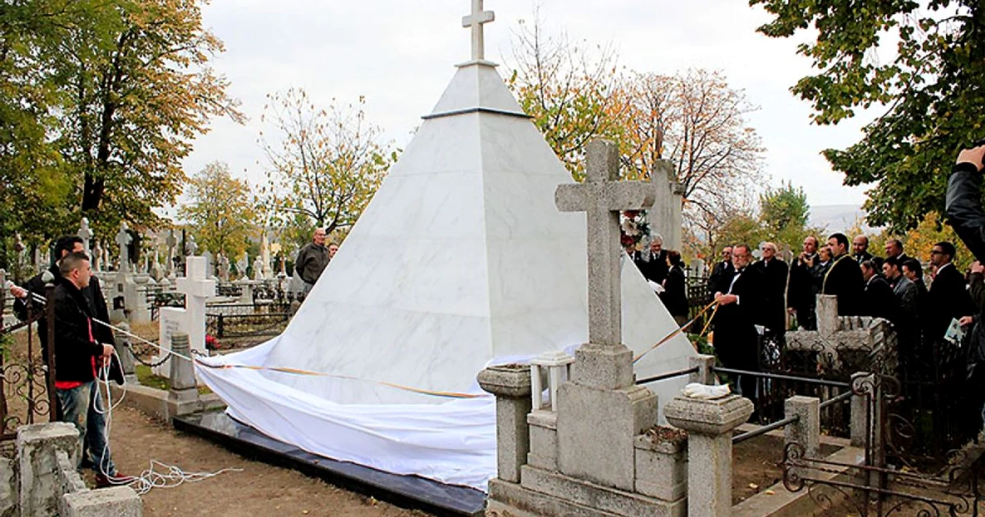 mormantul in forma de piramida din barlad