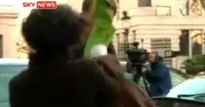 Ministrul britanic al economiei a fost "atacat" cu o budincă verde (Video)