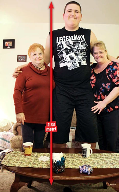 Broc cu mama  (foto, în  dreapta)  şi bunica 