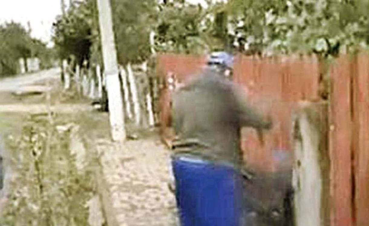 Oamenii primarului,  surprinşi în timp  ce ridicau banca