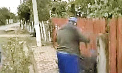 Oamenii primarului,  surprinşi în timp  ce ridicau banca jpeg