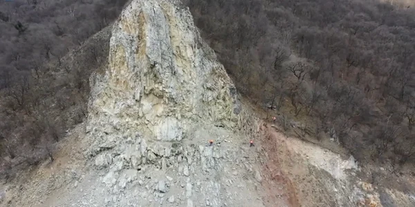 Lucrări de ranguire pe versanții care străjuiesc drumurile montane naționale Foto captură video jpg
