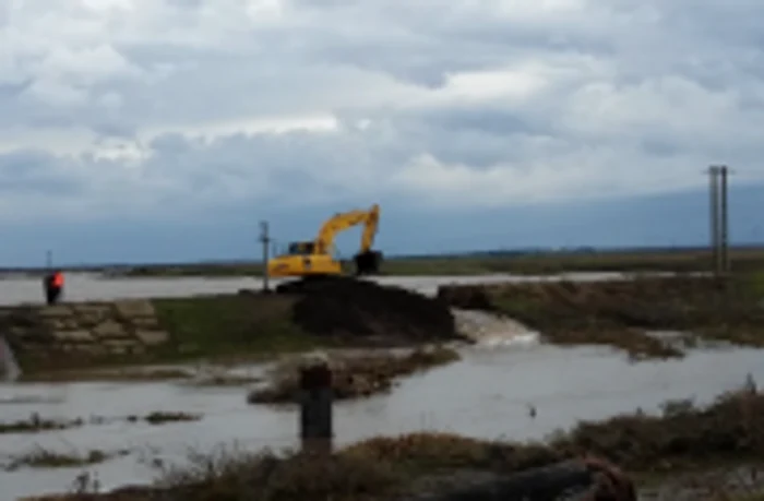 Imagine de la realizarea unei breşe în digul de la Vameş FOTO ISJU Galaţi