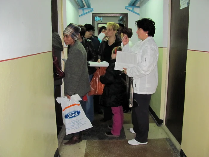 La Primărie se formează zilnic cozi interminabile foto: M.S.