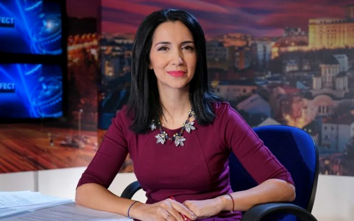 
    Emma Zeicescu și Claudiu Popa, prezentator de știri de la Realitatea TV, au împreună un băiețel pe care l-au botezat Rafael Idrisfoto: revista OK! Magazine România  