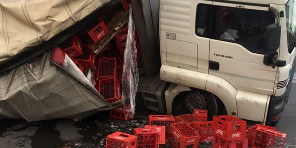 Accident cu un TIR încărcat cu Coca-Cola FOTO Vocea Timişului