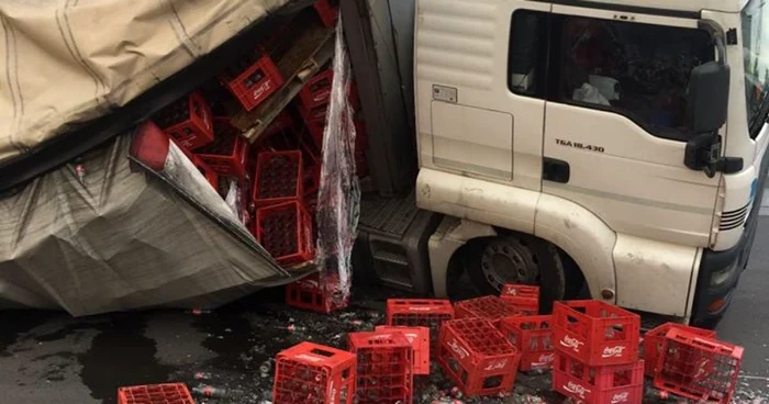 Accident cu un TIR încărcat cu sticle de Coca-Cola FOTO Vocea Timişului