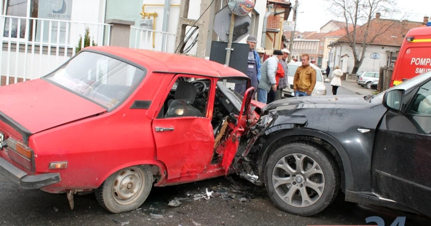 BMW-ul X5 şi Dacia 1300 s-au ciocnit lateral/Foto: alba24.ro