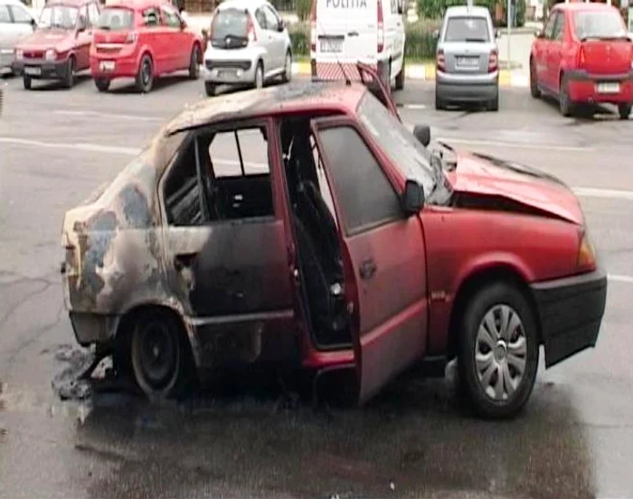 Maşină distrusă într-un incendiu
