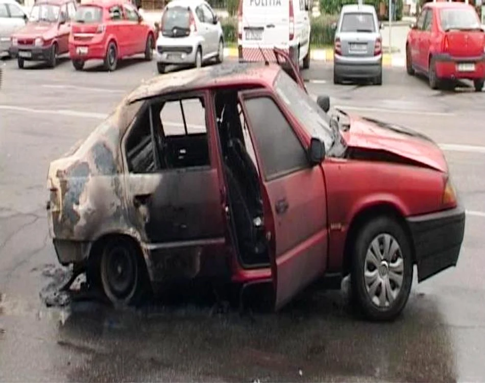 Maşină distrusă într-un incendiu