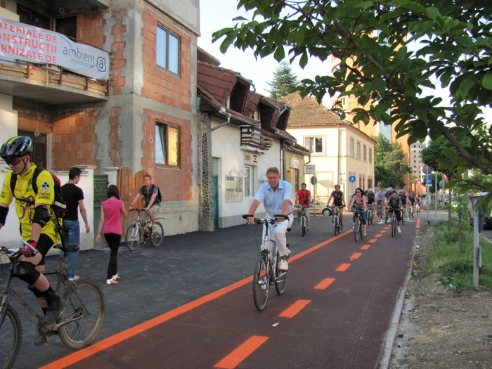 Klaus Iohannis şi-a scos bicicleta şi a testat noile piste din Sibiu