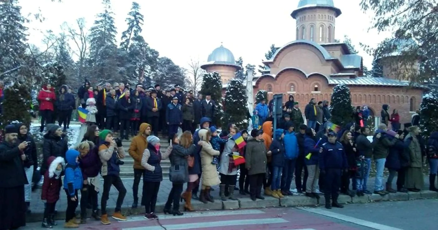 De 1 Decembrie, laa Curtea de ArgeÅ, oamenii au mers cu flori la mormintele regale, iar la Mioveni, un paraÅutist a coborÃ¢t tricolorulÂ din Ã®naltul cerului