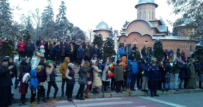 De 1 Decembrie, laa Curtea de ArgeÅ, oamenii au mers cu flori la mormintele regale, iar la Mioveni, un paraÅutist a coborât tricolorul din înaltul cerului
