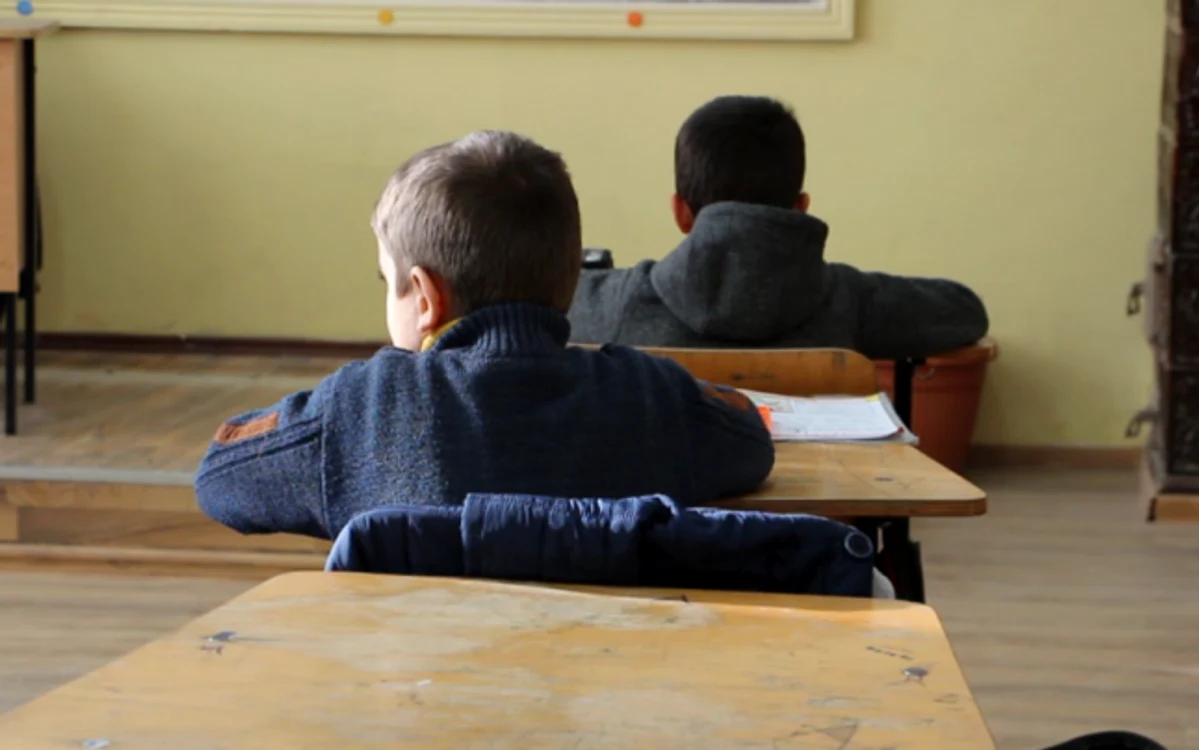 Colegele educatoarei o apără pe femeie şi spun că aceasta a luat măsuri imediat ce a aflat că este bolnavă. FOTO Sorina Ileana, director Şcoala Bucşani