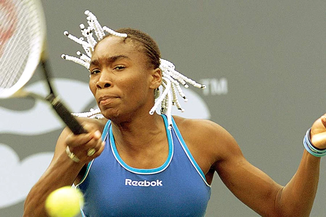 În vîrstă de 33 de ani,  Venus Williams este una  dintre jucătoarele care  surprind la fiecare apariţie  atât prin echipament,  cât şi prin coafură (Fotografii: Reuters)