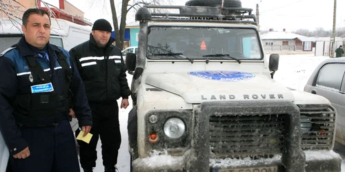 Bucuresti: Seful de post Viorel Spînu a luat oamenii înzăpeziţi cu maşina de poliţie