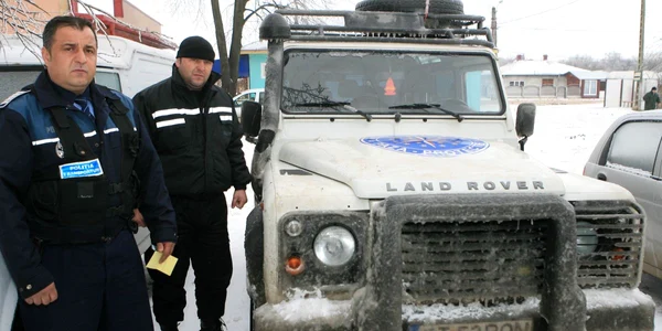Bucuresti: Seful de post Viorel Spînu a luat oamenii înzăpeziţi cu maşina de poliţie