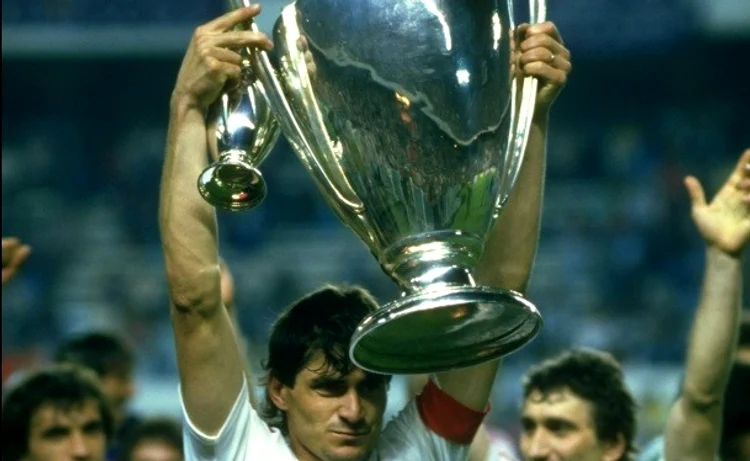 Iovan a ridicat primul trofeul   FOTO Arhiva Steaua