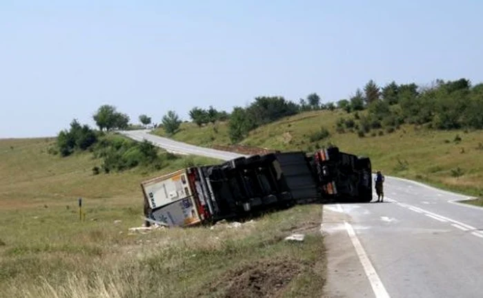 
    Cei doi frați au murit striviți de câte un TIR (Foto: Arhivă)  