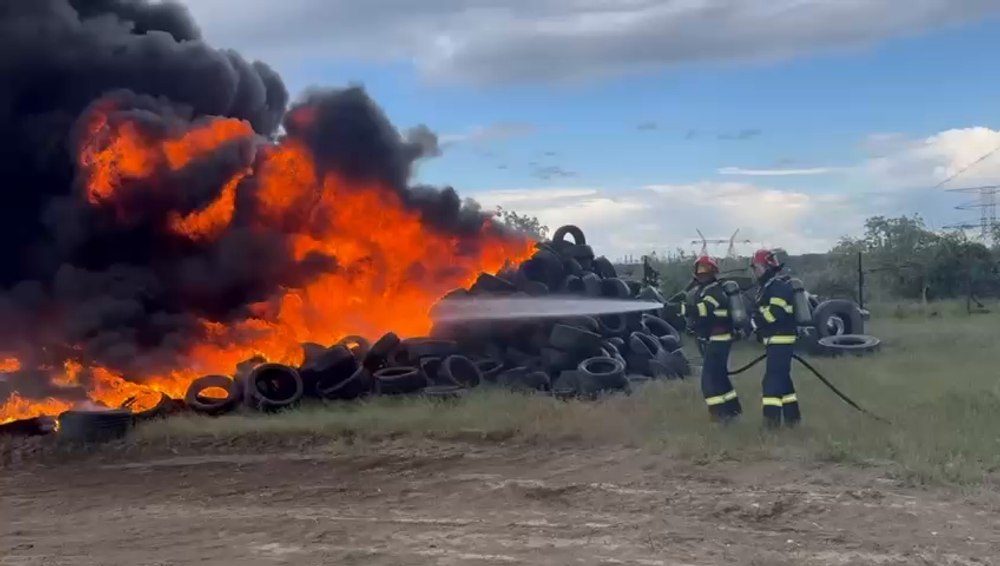 Incendiu puternic la un depozit de anvelope. Fumul dens îngreunează acţiunea pompierilor